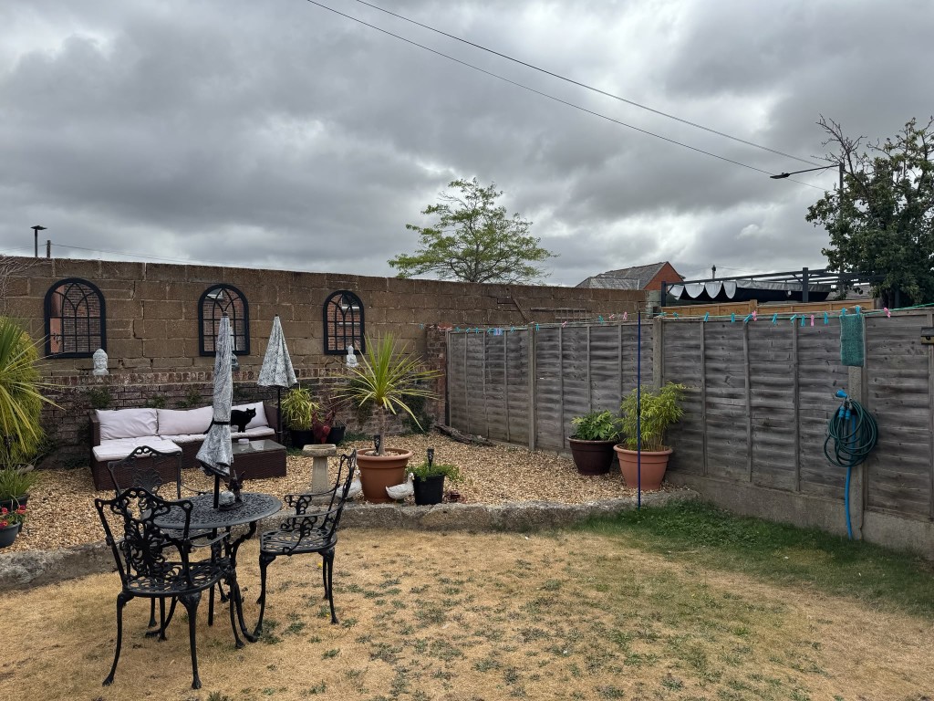 Lot: 158 - TWO-BEDROOM END-TERRACE HOUSE FOR INVESTMENT - Garden with brick and fenced boundary